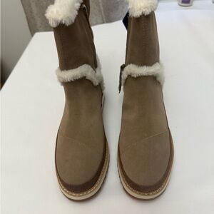 Brand NWT Women's Tom’s Tan Fur-Lined Boots